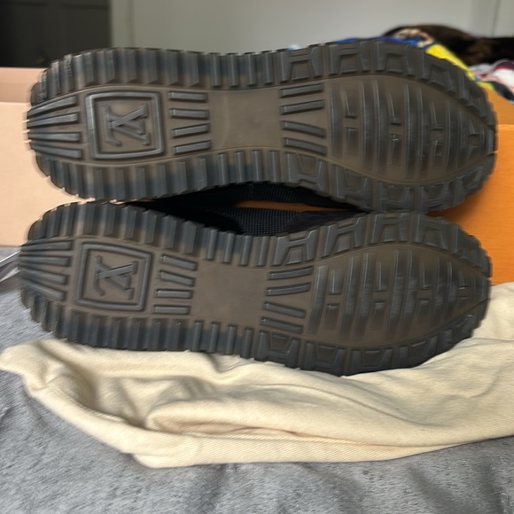 LOUIS VUITTON RUN AWAY SNEAKERS excellent condition . Size 38 1/2 - Picture 12 of 13